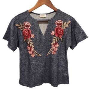 Free Kisses Womens V Neck Floral Embroidered Short Sleeve Top Size Small